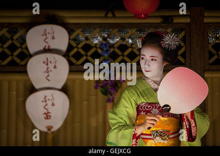 Fukunae,'maiko' (geisha apprendista)lavorando in una casa da tè.Geisha il quartiere di Gion.Kyoto. Kansai, Giappone. Foto Stock