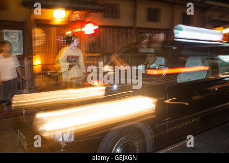 'Maiko' (geisha apprendista). Hanamikoji dori street.Geisha il quartiere di Gion.Kyoto. Kansai, Giappone. Foto Stock