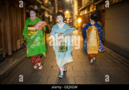 La Geisha e 'maikos' (geisha apprendista).In Geisha il quartiere di Gion.Kyoto. Kansai, Giappone. Foto Stock