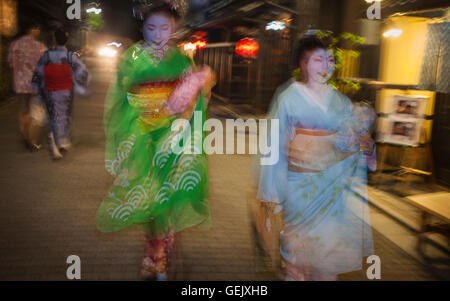 La Geisha e 'maiko' (geisha apprendista).In Geisha il quartiere di Gion.Kyoto. Kansai, Giappone. Foto Stock