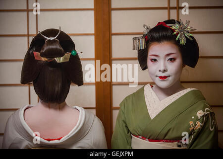 Fukuyu,geisha e Fukukimi,'maiko' (geisha apprendista). Da Ishihatsu okiya (geisha house).Geisha's distric di Miyagawacho.Kyot Foto Stock