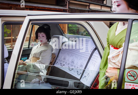 Fukuyu,geisha e Fukukimi,'maiko' (geisha apprendista)in taxi andando a lavorare.Geisha's distric di Miyagawacho.Kyoto. Kansai, Giappone Foto Stock