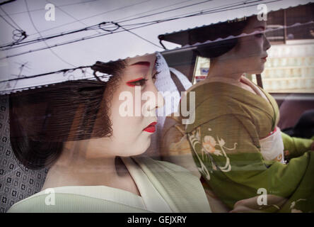 Fukuyu,geisha e Fukukimi,'maiko' (geisha apprendista)in taxi andando a lavorare.Geisha's distric di Miyagawacho.Kyoto. Kansai, Giappone Foto Stock