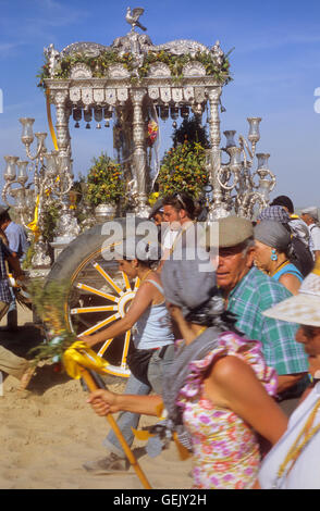 Pellegrini in prossimità Rocio village,Romeria del Rocio, pellegrini sulla loro strada attraverso il parco nazionale di Doñana, il pellegrinaggio di Sanlúcar d Foto Stock