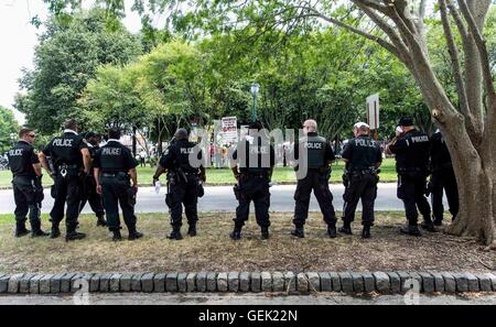 Philadelphia, Pennsylvania, USA. Xxv Luglio, 2016. Philadelphia poliziotti di guardare da una distanza a FDR Park come Bernie Sanders sostenitori e membri della Westboro Baptist Church rally attraversata la strada dal Wells Fargo Center, sito di della Convenzione Nazionale Democratica. Credito: Brian Cahn/ZUMA filo/Alamy Live News Foto Stock