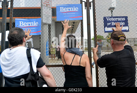 Philadelphia, Stati Uniti d'America. Xxv Luglio, 2016. I sostenitori di Bernie Sanders protestare fuori la Wells Fargo Center, dove la Convenzione Nazionale Democratica è tenuta a Philadelphia, Pennsylvania, Stati Uniti, 25 luglio 2016. Credito: Bao Dandan/Xinhua/Alamy Live News Foto Stock