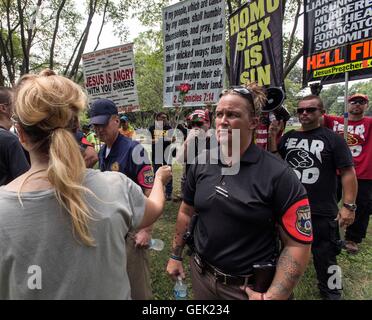 Philadelphia, Pennsylvania, USA. Xxv Luglio, 2016. Come poliziotti di Filadelfia in stand by, una donna rende un fallito tentativo di dare una rosa ai membri della Westboro Baptist Church in FDR parco dal lato opposto della strada dalla Wells Fargo Center, sito di della Convenzione Nazionale Democratica. Credito: Brian Cahn/ZUMA filo/Alamy Live News Foto Stock