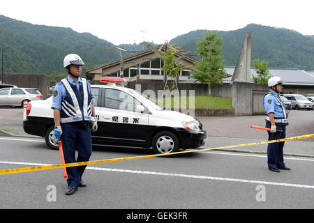 (160726) -- SAGAMIHARA, luglio 26, 2016 (Xinhua) -- gli ufficiali di polizia guardia al di fuori del Tsukui Yamayuri-en (Tsukui Lily Garden) Struttura di cura in Sagamihara City, Giappone della Prefettura di Kanagawa, 26 luglio 2016. Dopo un Fatal stabbing spree effettuata da un maschio solitario assalitore a una struttura di cura per le persone con disabilità in Giappone della Prefettura di Kanagawa a ovest di Tokyo nelle prime ore della mattina di martedì, 19 persone hanno lasciato morti e almeno 25 altri feriti, 20 dei quali hanno subito ferite critica, la polizia locale e fonti di indagine detto. (Xinhua/Ma Ping) (aa) Foto Stock