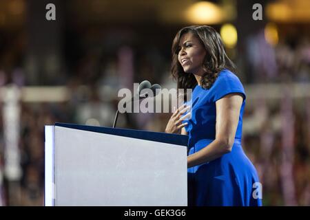 Philadelphia, Stati Uniti d'America. Xxv Luglio, 2016. Stati Uniti La First Lady Michelle Obama offre un discorso sul primo giorno del 2016 Convenzione Nazionale Democratica in Philadelphia, Pennsylvania, Stati Uniti, il 25 luglio 2016. Credito: Li Muzi/Xinhua/Alamy Live News Foto Stock