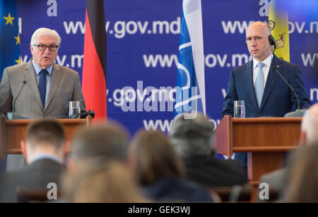 Chisinau in Moldova. 26 Luglio, 2016. Il Ministro degli esteri tedesco Frank-Walter Steinmeier (L) e moldovo il Primo Ministro Pavel Filip offrire una conferenza stampa nella sede del governo a Chisinau, in Moldavia, 26 luglio 2016. Steinmeier è visitare la ex repubblica sovietica di Moldavia e la regione separatista della Transdnestria. Come regnante presidente dell'OSCE, Steinmeier vuole mediare il conflitto decennale tra entrambi i lati. Foto: Monika SKOLIMOWSKA/dpa/Alamy Live News Foto Stock