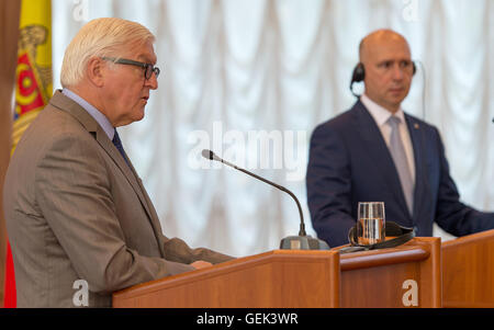 Chisinau in Moldova. 26 Luglio, 2016. Il Ministro degli esteri tedesco Frank-Walter Steinmeier (L) e moldovo il Primo Ministro Pavel Filip offrire una conferenza stampa nella sede del governo a Chisinau, in Moldavia, 26 luglio 2016. Steinmeier è visitare la ex repubblica sovietica di Moldavia e la regione separatista della Transdnestria. Come regnante presidente dell'OSCE, Steinmeier vuole mediare il conflitto decennale tra entrambi i lati. Foto: Monika SKOLIMOWSKA/dpa/Alamy Live News Foto Stock