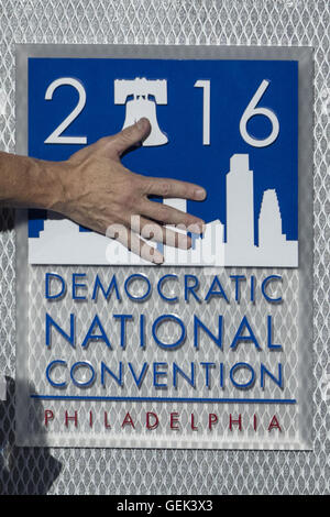 Philadelphia, Pennsylvania, USA. Xxv Luglio, 2016. Un membro del personale appone un logo DNC al podio prima dell'apertura del 2016 U.S. Convenzione Nazionale Democratica in Philadelphia, Pennsylvania, negli Stati Uniti il 25 luglio 2016. Credito: Li Muzi/Xinhua/Alamy Live News Foto Stock