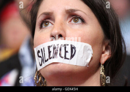 Philadelphia, Stati Uniti d'America. Xxv Luglio, 2016. Prima notte di Democratic Natinal Convenzione tenutasi presso la Wells Fargo Arena in Philadelphia PA. Credito: Bruce Cotler/Globe foto/ZUMA filo/Alamy Live News Foto Stock