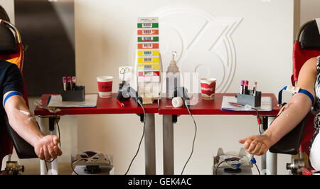 Hannover, Germania. Xxv Luglio, 2016. I donatori di sangue sedere sulle sedie durante una donazione di sangue a Hannover, Germania, 25 luglio 2016. Foto: Sebastian Gollnow/dpa/Alamy Live News Foto Stock