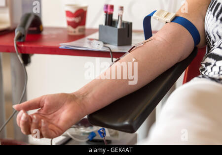 Hannover, Germania. Xxv Luglio, 2016. Una donna che dona il sangue in Hannover, Germania, 25 luglio 2016. Foto: Sebastian Gollnow/dpa/Alamy Live News Foto Stock