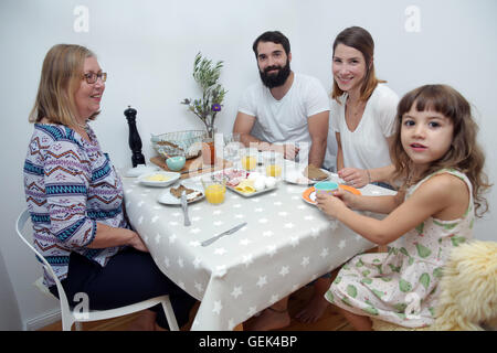 Berlino, Germania. Xxv Luglio, 2016. La famiglia Goellner si siede per la cena nel quartiere di Friedrichshain di Berlino, Germania, 25 luglio 2016. Al Goellner, la nonna, i genitori e i nipoti vivono insieme sotto un unico tetto. Foto: Joerg Carstensen/dpa/Alamy Live News Foto Stock