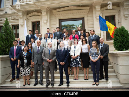 Chisinau in Moldova. 26 Luglio, 2016. Il Ministro degli esteri tedesco Frank-Walter Steinmeier (3.f.l) pone con i dipendenti della missione OSCE presso la missione OSCE ufficio a Chisinau, in Moldavia, 26 luglio 2016. Steinmeier è visitare la ex repubblica sovietica di Moldavia e la regione separatista della Transdnestria. Come regnante presidente dell'OSCE, Steinmeier vuole mediare il conflitto decennale tra entrambi i lati. Foto: Monika SKOLIMOWSKA/dpa/Alamy Live News Foto Stock