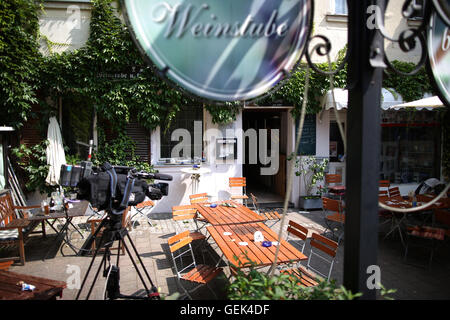 Ansbach, Germania. 26 Luglio, 2016. Una telecamera sorge presso il sito di attacco nel cortile del 'Eugen il Weinstube' in Ansbach, Germania, 26 luglio 2016. 15 persone sono rimaste ferite in un islamista sospetti motivati attaccare il 24 luglio 2016. Il sospettato colpevole, un 27-anno-vecchio rifugiato dalla Siria, è stato ucciso nell'esplosione. Foto: DANIEL KARMANN/dpa/Alamy Live News Foto Stock
