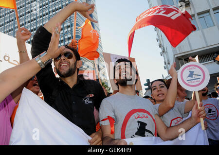 Tunisi, Tunisia. Xxv Luglio, 2016. Le persone in attesa di banner e gridare slogan nel corso di una manifestazione a Tunisi, Tunisia, 25 luglio 2016. Centinaia di tunisini in scena una dimostrazione qui il lunedì per protestare contro il disegno di legge di tutela economica e finanziaria e di riconciliazione che è programmato per essere discussi più avanti questo mese. © Adel Ezzine/Xinhua/Alamy Live News Foto Stock