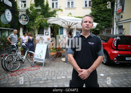 Ansbach, Germania. 26 Luglio, 2016. Bodyguard Andreas Schmidt sorge sul sito dell'attentato di Ansbach, Germania, 26 luglio 2016. La domenica la guardia di sicurezza ha anche cercato di recuperare il colpevole senza sapere chi egli è. 15 persone sono rimaste ferite in un islamista sospetti motivati attaccare il 24 luglio 2016. Il sospettato colpevole, un 27-anno-vecchio rifugiato dalla Siria, è stato ucciso nell'esplosione. Foto: DANIEL KARMANN/dpa/Alamy Live News Foto Stock