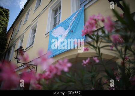 Ansbach, Germania. 26 Luglio, 2016. Abanner con una colomba della pace si blocca in corrispondenza del sito di attacco in passato di Ansbach, Germania, 26 luglio 2016. 15 persone sono rimaste ferite in un islamista sospetti motivati attaccare il 24 luglio 2016. Il sospettato colpevole, un 27-anno-vecchio rifugiato dalla Siria, è stato ucciso nell'esplosione. Foto: DANIEL KARMANN/dpa/Alamy Live News Foto Stock