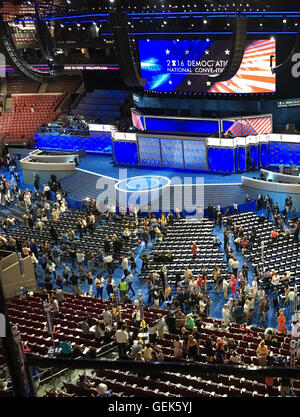 Philadelphia, Stati Uniti d'America. Xxv Luglio, 2016. Philadelphia, Pennsylvania, USA. Xxv Luglio, 2016. Vista del 2016 Convenzione Nazionale Democratica presso la Wells Fargo Center di Philadelphia, in Pennsylvania l'25 luglio 2016. Credito: MediaPunch Inc/Alamy Live News Foto Stock