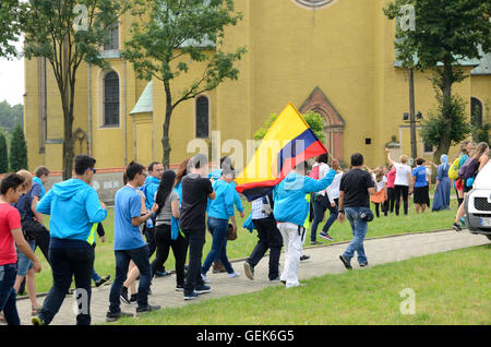 Trzebnica, Polonia. Xxv Luglio, 2016. La Giornata Mondiale della Gioventù, Columbian pellegrini diretti a San Jadwiga Santuario il 25 luglio 2016 in Trzebnica. Credito: Bartlomiej Magierowski/Alamy Live News Foto Stock