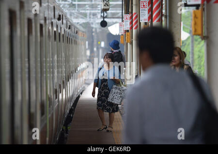 Tokyo, Giappone. 26 Luglio, 2016. Le persone passo nell'JR Chuo Line come il treno fa tappa a Segamiko stazione di Sagamihara City, nella prefettura di Kanagawa in Giappone. Presto quel giorno 3.8 km 26-anno-vecchio Satoshi Uematsu utilizzati diversi coltelli per ucciso 19 persone e il ferimento di altri 25 a Tsukui Yamayuri-en centro di cura per le persone disabili. Secondo un giornale locale, Uematsu ha dato se stesso fino alle forze di polizia circa quindici minuti dopo il personale dal centro di cura hanno avvertito le autorità. che di credito: ZUMA Press, Inc./Alamy Live News Foto Stock