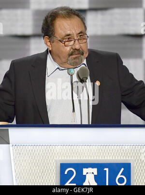 Philadelphia, Pennsylvania, USA. Xxv Luglio, 2016. Rappresentante degli Stati Uniti Raul Grijalva (Democratico di Arizona) rende il commento al 2016 Convenzione Nazionale Democratica presso la Wells Fargo Center di Philadelphia, Pennsylvania Lunedì, 25 luglio 2016.Credit: Ron Sachs/CNP. © Ron Sachs/CNP/ZUMA filo/Alamy Live News Foto Stock