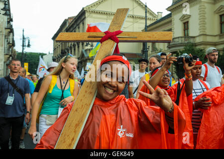 Cracovia in Polonia. 26 LUG. 2016. I pellegrini provenienti da tutto il mondo sono arrivati a Cracovia per celebrare la Giornata Mondiale della Gioventù 2016. Credito: Beata Zawrzel/Alamy Live News Foto Stock