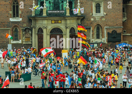Cracovia in Polonia. 26 LUG. 2016. I pellegrini provenienti da tutto il mondo sono arrivati a Cracovia per celebrare la Giornata Mondiale della Gioventù 2016. Persone celebrare nella piazza principale. Credito: Beata Zawrzel/Alamy Live News Foto Stock
