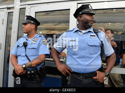 Philadelphia, Stati Uniti d'America. 26 Luglio, 2016. Gli ufficiali di polizia stare in guardia in media il padiglione di Wells Fargo Center di Philadelphia, Pennsylvania, Stati Uniti, 26 luglio 2016. Credito: Bao Dandan/Xinhua/Alamy Live News Foto Stock