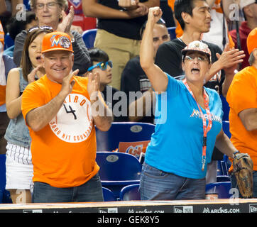 Jay Marcus, Amy Franz Luglio 25, 2016 - MLB : Sig. Jay Marcus (L) e la Sig.ra Amy Franz tifare per come Miami Marlins Ichiro Suzuki (non illustrato) durante il Major League Baseball gioco tra il Miami Marlins e Philadelphia Phillies a Marlins Park a Miami, Florida, Stati Uniti. Jay Marcus è un creatore e produttore di Ichiro 3000 Hit conto alla rovescia T-Shirt. Amy Franz è un 'Ichi-Meter' inventore. © Thomas Anderson/AFLO/Alamy Live News Foto Stock