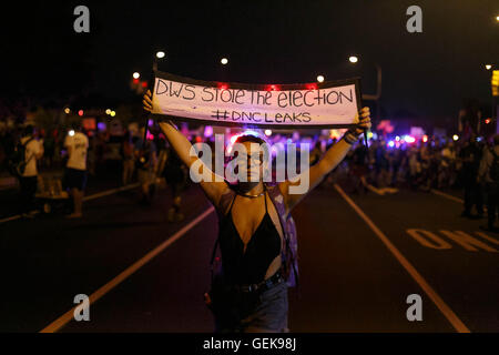 Philadelphia, Pennsylvania, USA. 26 Luglio, 2016. Convenzione Nazionale Democratica. Trish da Morgantown West Virginia porta un cartello che dice che Debbie Wasserman Schultz ha rubato l'elezione, durante una manifestazione di protesta al di fuori il DNC su Jyly 26th, 2016 a Philadelphia, PA. Credito: Giovanni Orvis/Alamy Live News Foto Stock