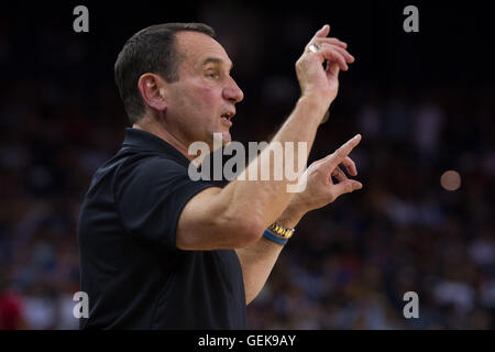 Oakland, Stati Uniti d'America. 26 Luglio, 2016. Head Coach della USA Mike Krzyzewski gesti durante una partita amichevole contro la Cina presso la Oracle Arena di Oakland, California, Stati Uniti, 26 luglio 2016. © Yang Lei/Xinhua/Alamy Live News Foto Stock