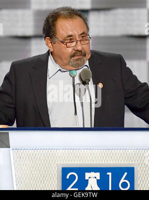 Philadelphia, USA. Xxv Luglio, 2016. Rappresentante degli Stati Uniti Raul Grijalva (Democratico di Arizona) rende il commento al 2016 Convenzione Nazionale Democratica presso la Wells Fargo Center di Philadelphia, in Pennsylvania, il Lunedì 25 Luglio, 2016. Credito: Ron Sachs/CNP (restrizione: NO New York o New Jersey o giornali quotidiani nel raggio di 75 miglia da New York City) - nessun filo SERVICE - © dpa/Alamy Live News Foto Stock