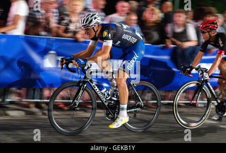 Hannover, Germania. 26 Luglio, 2016. Marcel Kittel, ciclista con Etixx-Quick-passo, corse nella gara principale nella parte anteriore del Nuovo Municipio nel "Neue Nacht von Hannover" bike race a Hannover, Germania, 26 luglio 2016. La "Neue Nacht von Hannover" gara si svolge per la prima volta dal 2011. Foto: Sebastian Gollnow/dpa/Alamy Live News Foto Stock