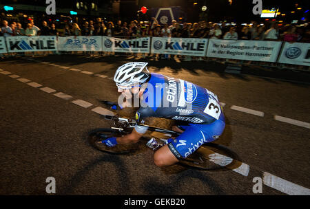 Hannover, Germania. 26 Luglio, 2016. Marcel Kittel, ciclista con Etixx-Quick-passo, corse nella gara principale nella parte anteriore del Nuovo Municipio nel "Neue Nacht von Hannover" bike race a Hannover, Germania, 26 luglio 2016. La "Neue Nacht von Hannover" gara si svolge per la prima volta dal 2011. Foto: Sebastian Gollnow/dpa/Alamy Live News Foto Stock