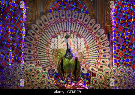 Ettal, Germania. 27 Luglio, 2016. Il recentemente ristrutturato Peacock Trono di Re Ludwig II di Baviera sorge in Moorish Kiosk presso Linderhof Palace vicino a Ettal, Germania, 27 luglio 2016. Il trono era stato ripristinato per due anni nei laboratori della bavarese Palace competente. Foto: KARL-JOSEF HILDENBRAND/dpa/Alamy Live News Foto Stock