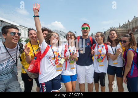 Cracovia in Polonia. 27 Luglio, 2016. Pellegrini italiani a cantare e a celebrare in a Cracovia durante la Giornata Mondiale della Gioventù 2016, a Cracovia, Polonia, 27 luglio 2016. La Giornata Mondiale della Gioventù 2016 è tenuto a Cracovia e nelle vicinanze Brzegi dal 26 al 31 luglio. Poto: Armin Weigel/dpa/Alamy Live News Foto Stock