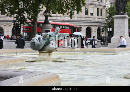 Trafalgar Square, Londra, Regno Unito. 27 Luglio, 2016. Le fontane in Trafalgar Square sono svuotati e puliti. © Matthew Chattle Foto Stock