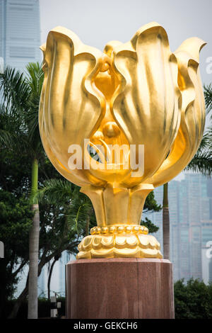 Dicembre 15, 2015 - Hong Kong, Hong Kong S.A.R, Cina - La Forever Blooming Bauhinia Scultura su Expo Promenade o Golden Bauhinia Square, era un dono da Pechino il governo centrale per contrassegnare il 1997 Handover dalla Gran Bretagna alla Cina.La bauhinia fioritura delle piante è l emblema di Hong Kong. La piazza si trova sullo sfondo del Porto Victoria. (Credito Immagine: © Jayne Russell via ZUMA filo) Foto Stock