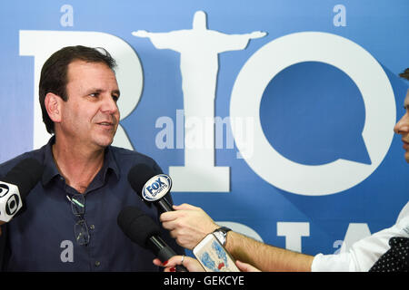 Il sindaco Eduardo Paes viene intervistato durante la cerimonia di apertura del Rio Media Center (RMC), aprire Centro stampa di Rio de Janeiro per i Giochi Olimpici e Paraolimpici Rio 2016. Foto Stock