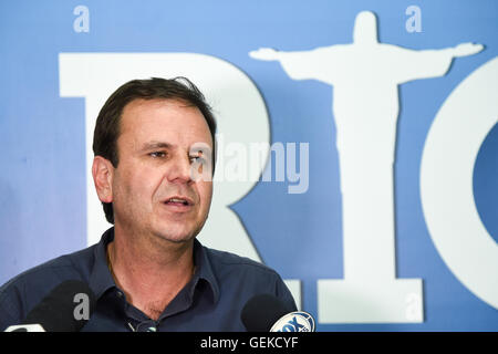 Il sindaco Eduardo Paes viene intervistato durante la cerimonia di apertura del Rio Media Center (RMC), aprire Centro stampa di Rio de Janeiro per i Giochi Olimpici e Paraolimpici Rio 2016. Foto Stock