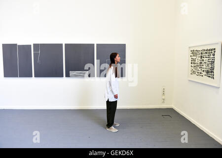 Monaco di Baviera, Germania. 16 Luglio, 2016. Artista Miliz Mila Ristic guardando il suo lavoro presso la mostra annuale della Accademia di Arti Visive a Monaco di Baviera, Germania, 16 luglio 2016. Foto: FELIX HOERHAGER/dpa/Alamy Live News Foto Stock