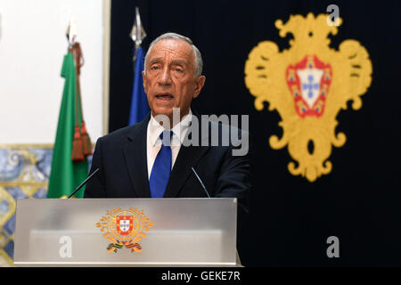 Lisbona, Portogallo. 27 Luglio, 2016. Presidente portoghese Marcelo Rebelo de Sousa offre un discorso presso il palazzo di Belem a Lisbona, Portogallo, 27 luglio 2016. Il governo portoghese il mercoledì ha approvato a Bruxelles" la decisione di non punire il Portogallo per manca il suo obiettivo di disavanzo dello scorso anno, sottolineando che era in linea con lo spirito dell'UE. Bruxelles" La decisione è una vittoria per il governo e per l'opposizione, il Presidente portoghese Marcelo Rebelo de Sousa detto. © Zhang Liyun/Xinhua/Alamy Live News Foto Stock