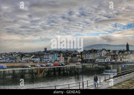 Sbucciare,bay,vista città,SKY,nuvole, isola di Man Foto Stock