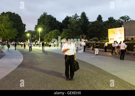 Un uomo Gioca Pokemon andare sul suo smartphone di Parco di Ueno a Tokyo in Giappone Foto Stock