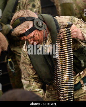 Un Royal Marine Commando prepara una cinghia di 7.62mm munizioni per un GPMG (General Purpose Machine Gun). Foto Stock