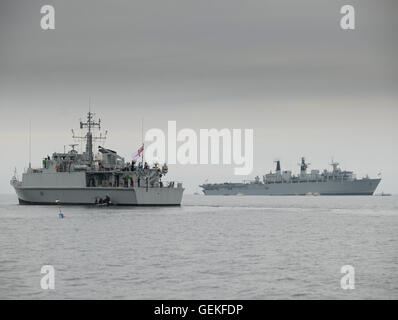 La Royal Navy minehunter HMS Blyth e l'assalto nave HMS baluardo Foto Stock